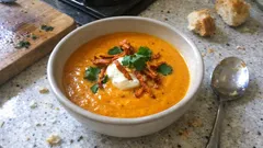 Cremige Karottensuppe mit Curry & Ingwer – mit Crème fraîche und knusprigen Möhrenchips