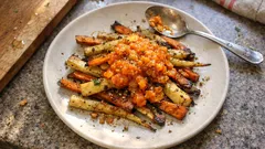 Veganes Ofengemüse: Möhren & Petersilienwurzel mit Möhren-Orangen-Chutney