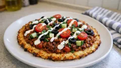 Blumenkohl-Pizza mit Hackfleisch – knuspriger Boden, würziges Topping, leichtes Abendessen