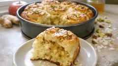 Rosenkuchen mit Apfel und Ingwer – weiche Hefeschnecken, die in der Form aufblühen