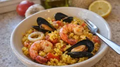 Paella mit Meeresfrüchten aus dem Ofen – so wird der Reis schön körnig