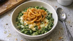 Spinatspätzle mit Bergkäse und Röstzwiebeln – so gelingt der grüne Klassiker