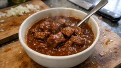 Dunkles Rindergulasch aus dem Topf – zart geschmort mit viel Zwiebel und Paprika