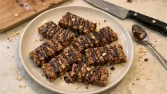 Schoko-Müsliriegel aus dem Ofen: saftig, gut vorzubereiten und ohne Sirup gemacht