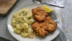Klassisches Wiener Schnitzel mit Kartoffelsalat – so wird die Panade schön luftig