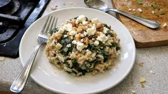 Reisauflauf mit Mangold, Feta und Walnüssen – unkompliziert aus dem Ofen