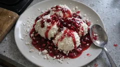 Meringe mit Granatapfelsoße und Vanilleeis – leichtes Dessert, das sich gut vorbereiten lässt