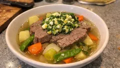 Suppenfleisch mit Gemüse: butterzart aus dem Topf – mit frischer Kräuter-Ei-Sauce