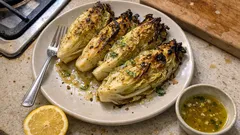 Überbackener Chinakohl aus dem Ofen – kurz angebraten, mit Zitronen-Vinaigrette serviert