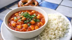 Chana Masala mit Blumenkohlreis – würziges Kichererbsen-Curry, das schön leicht bleibt