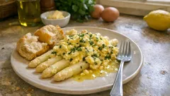Spargel mit Kräuterrührei: zart, cremig und in 20 Minuten auf dem Tisch