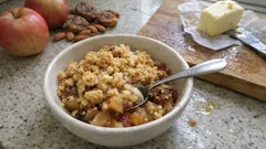 Apfel-Feigen-Crumble aus dem Ofen: knusprige Streusel mit Zwieback