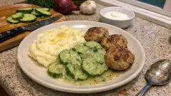 Schmorgurken mit Kartoffelpüree und Putenhackbällchen – unkompliziertes Wohlfühlessen