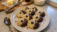 Mohnplätzchen mit Schokolade: zarte Spritzgebäck-Rosetten mit knusprigem Rand
