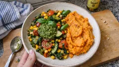 Gemüsepfanne mit Pesto und Basilikum – dazu cremiges Süßkartoffelpüree