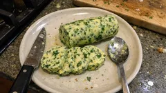 Kräuterbutter selber machen: mit frischen Kräutern, Zitrone und einem kleinen Twist