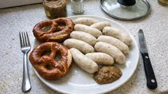 Weißwürste richtig ziehen: so bleiben sie saftig – mit Brezn und süßem Senf