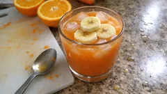 Bananen-Möhren-Saft zum Frühstück: in 5 Minuten cremig gemixt