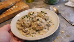 Vegane Semmelknödel mit Pilzrahmsauce – so werden sie fluffig und aromatisch