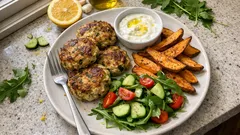 Hähnchen-Zucchini-Patties mit Süßkartoffelspalten – leichtes Abendessen mit Joghurt-Dip