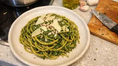 Grünkohl-Pasta mit cremigem Pesto: winterlich, schnell gemacht und richtig sättigend