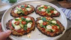 Keto-Brokkoli-Pizzafladen aus dem Ofen: knuspriger Boden ganz ohne Mehl