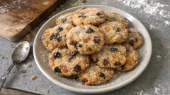 Buttrige Osterkekse aus Dinkel – mit Rosinen & Aprikosen, ganz einfach auszustechen