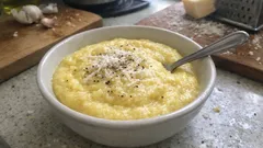 Cremige Polenta mit Parmesan & Knoblauch – so gelingt das Grundrezept immer