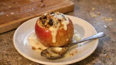 Klassischer Bratapfel aus dem Ofen – mit Nuss-Rosinen-Füllung und warmer Vanillesoße