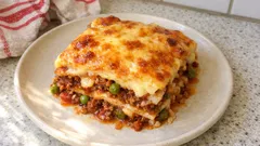 Herzhafte Hackfleisch-Lasagne mit Erbsen – mit cremiger Béchamel und Käsekruste