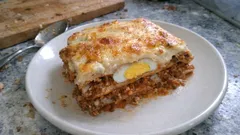 Hackfleisch-Lasagne mit Ei: Vollkornblätter, Gemüse-Bolognese und cremige Béchamel