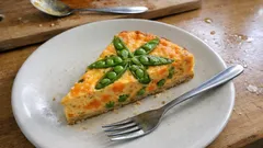 Cremiger Gemüseflan im Wasserbad: Möhren, Erbsen und Zuckerschoten ganz fein gegart