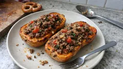 Gefüllter Butternusskürbis aus dem Ofen – würzig mit Tatar, Tomate und Kräutern