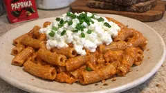 Vollkorn-Makkaroni mit Paprika-Hüttenkäse-Soße – cremig, würzig und schnell gemacht