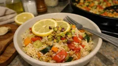 Gemüse-Reispfanne mit Zitrone und Pistazien – schnell, bunt und richtig frisch