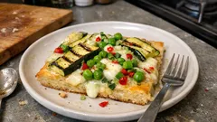 Herzhafter Ofenpfannkuchen vom Blech – mit Zucchini, Erbsen und Mozzarella