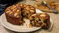 Dundee Cake: Saftiger schottischer Früchtekuchen mit Mandel-Topping – so gelingt er