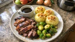 Omas Entenbraten aus dem Ofen – mit Apfel-Zwiebel-Füllung und Kartoffelklößen