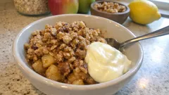 Apfel-Zimt-Crumble: knusprige Hafer-Walnuss-Streusel und Zitronen-Joghurt