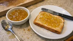 Holzapfel-Gelee selber kochen: Mit 3 Zutaten klar, fein-säuerlich und lange haltbar