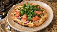 Lachs-Pizza mit Sauerrahm-Knoblauch-Creme – knusprig, cremig, schnell gemacht