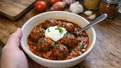 Indische Hackbällchen in Tomaten-Curry-Sauce – würzig, saftig und gut vorzubereiten