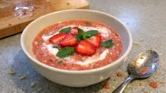 Kalte Erdbeer-Gurken-Gazpacho mit Joghurt – in 10 Minuten gemixt, herrlich frisch