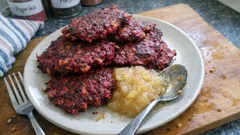 Rote-Bete-Reibekuchen mit Apfelmus: knusprig aus der Pfanne, ganz einfach