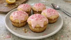 Zitronenmuffins mit Zuckerguss: schnell gerührt, fluffig gebacken und schön saftig