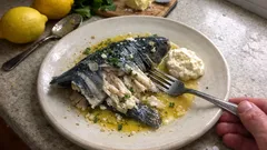 Karpfen blau aus dem Ofen – saftig gegart mit Meerrettichsahne und Zitronenbutter