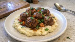 Kartoffel-Pastinaken-Püree mit Hack-Möhren-Bällchen – cremig, saftig und schnell gemacht