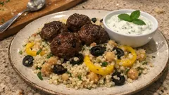 Würzige Hackbällchen mit Couscous & Paprika – dazu ein frischer Joghurt-Minze-Dip