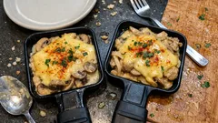 Raclette mit Pilzen und Käse: cremige Pfännchen in 15 Minuten