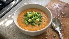 Ofengemüse-Suppe mit Röstaroma: Möhren, Topinambur und ein frisches Avocado-Topping